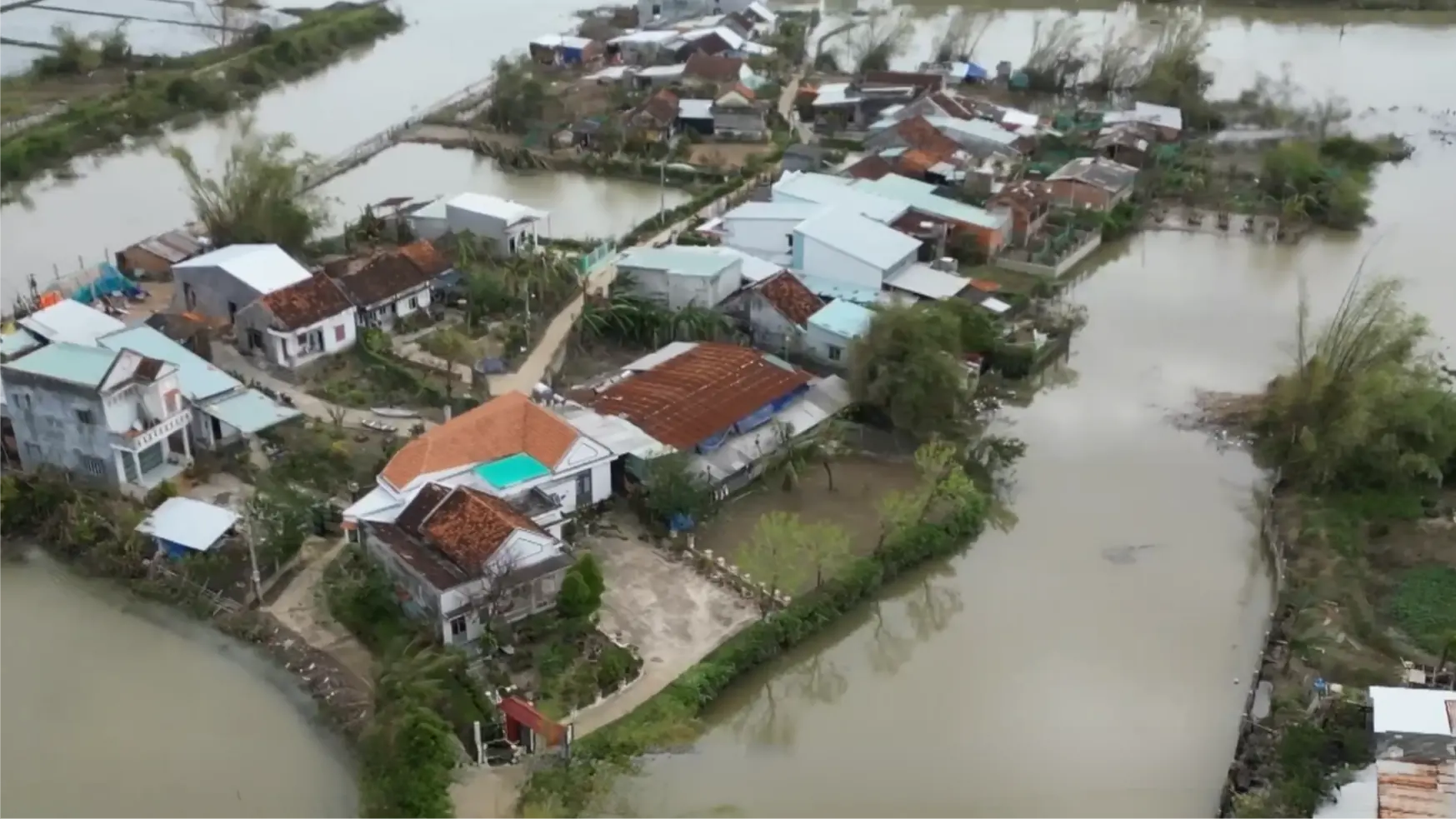 Ở nơi nước lũ vẫn bủa vây